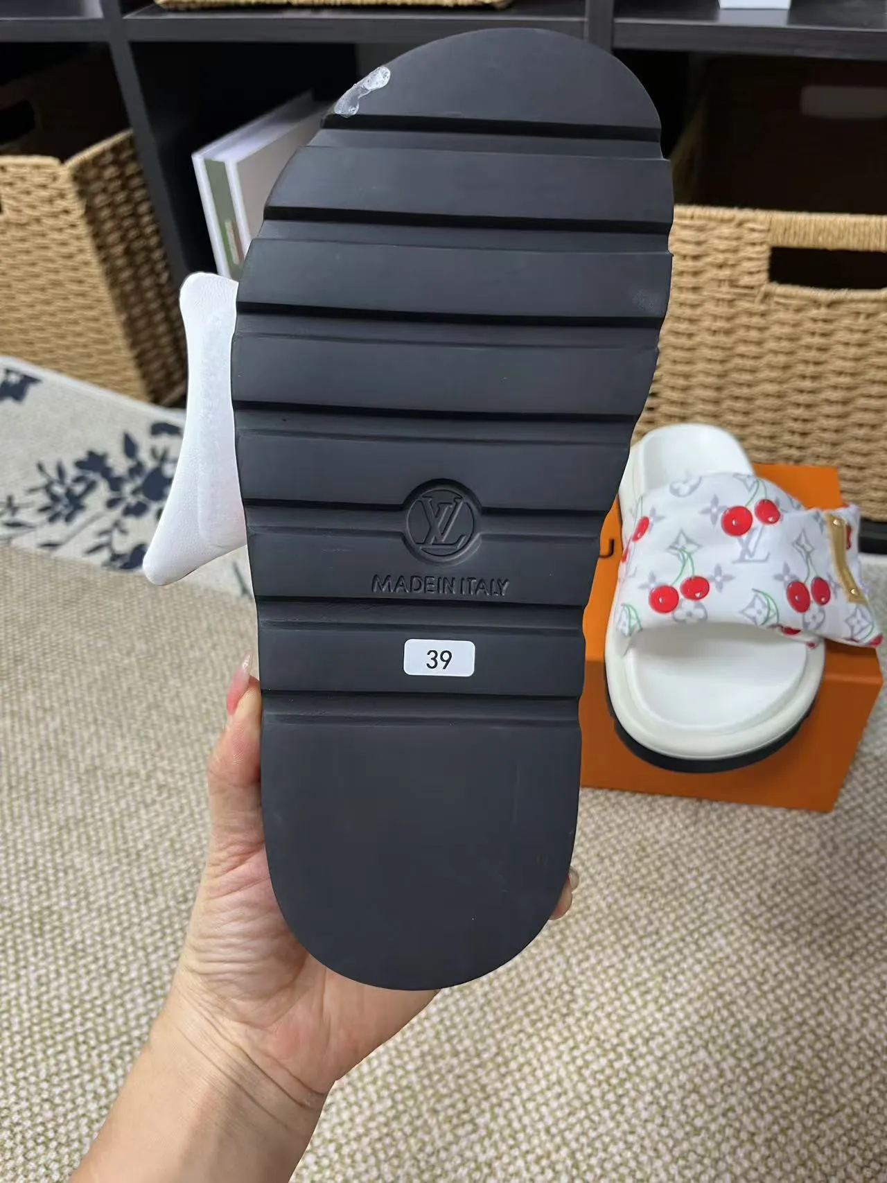 P340 yuan LV Louis Vuitton Full of high-end feel! A popular model among bloggers at home and abroad, it’s retro and fashionable, and looks stunning on your feet! Mainly recommended model on the official website★ ━━━━━ ЅᏇєєt ━━━━━ ▪️Upper: original calfskin ➕5D printing process ▪️Inner: imported mixed sheepskin ▪️Outsole: original molded foam outsole ▪️Size: Female 35-40 Men's 39-44 (women's 41 men's 45)